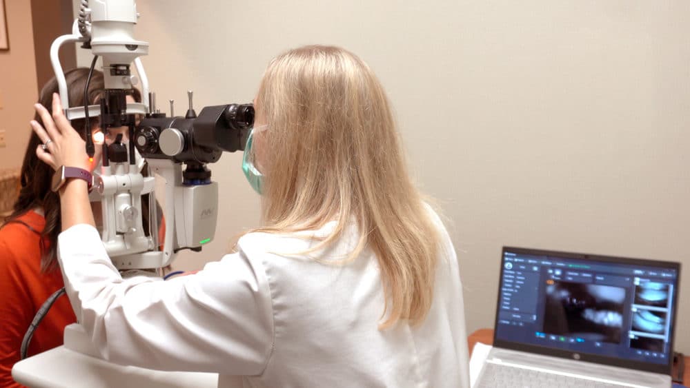 Infrared imaging device used to look at meibomian glands for dry eye