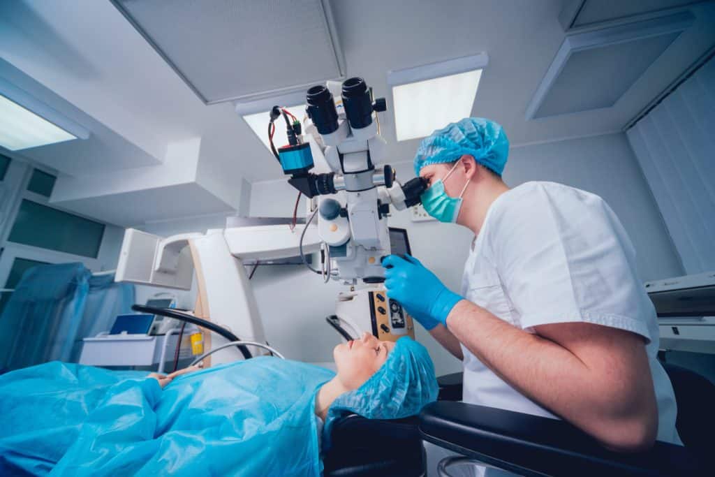 Eye surgeon operating with a surgical microscope